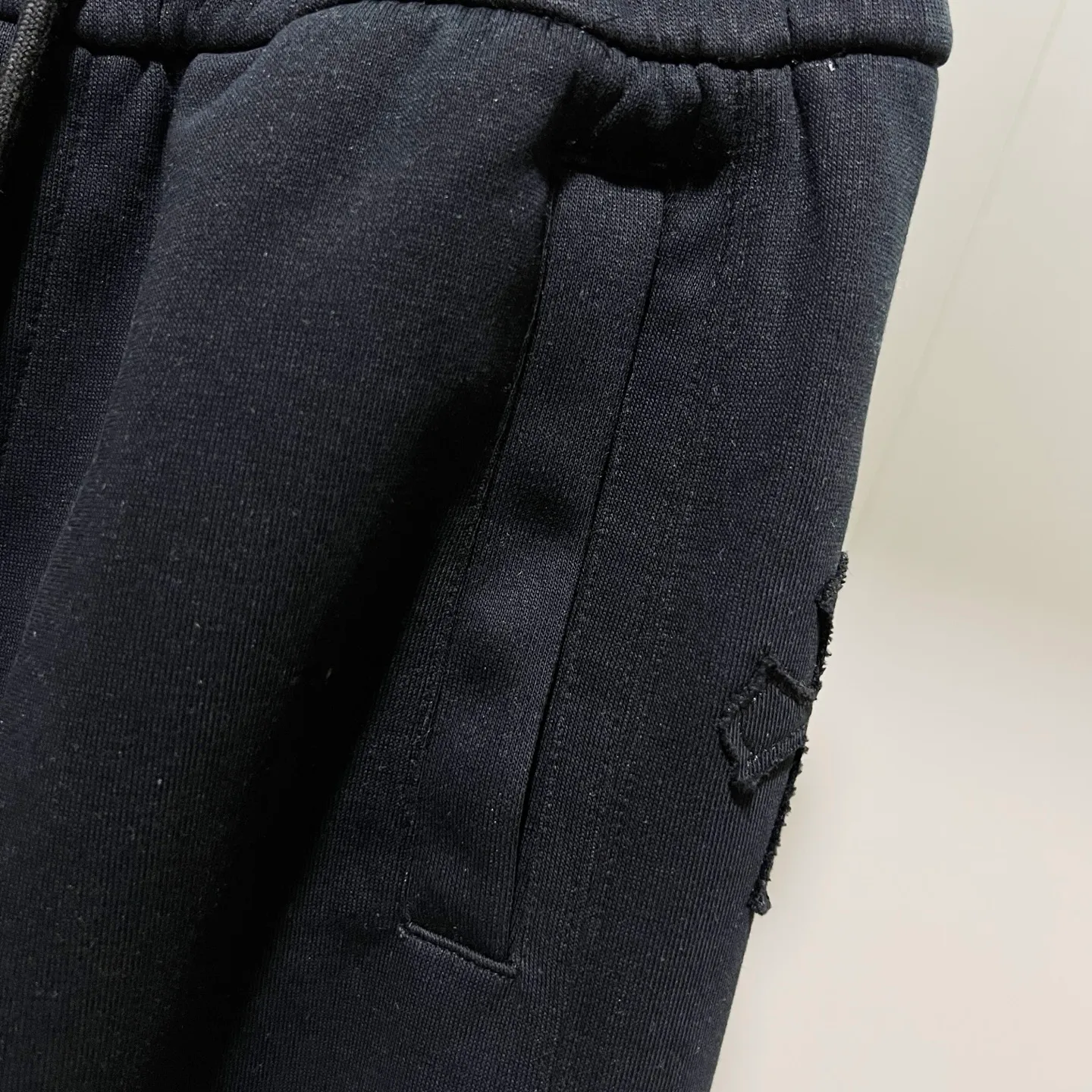 P260 chromehearts/Chrome heart selected 400g custom fabric sweatpants, classic side patch cross embroidery🪡hardware crafts logo, official synchronization, 1:1 original mold opening, fashion personality, versatile trend, pure original quality, original washed fabric, tag, collar label, washed wheat, complete three labels, color: black, gray. Size: M-3XL